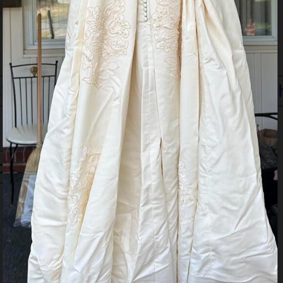 Vintage 1960's Wedding Gown - Picture 9 of 16